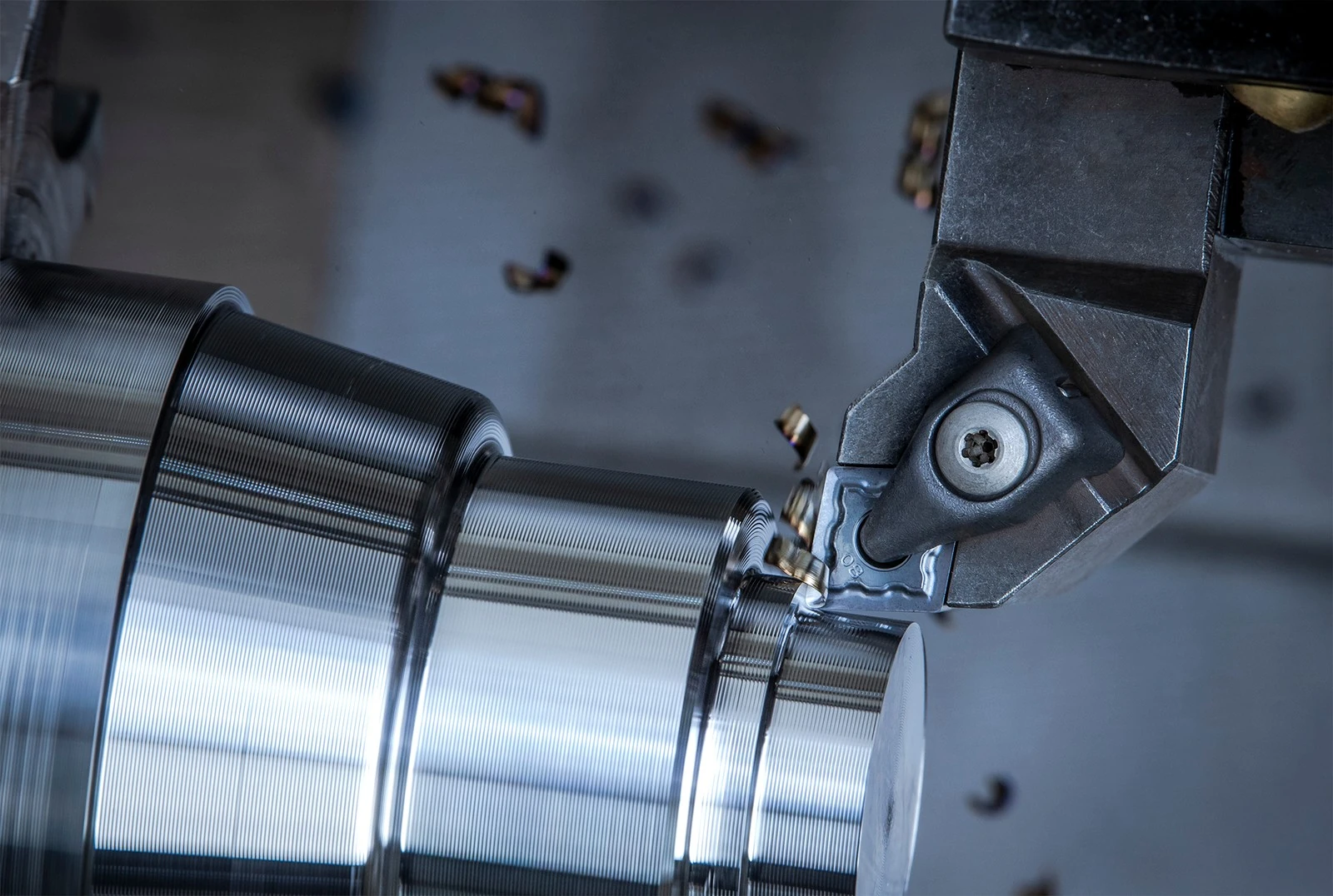 Drehwerkzeug bei der Bearbeitung eines Metallwerkstücks