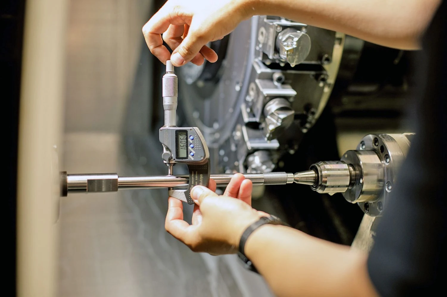 Measuring a turned shaft at a lathe
